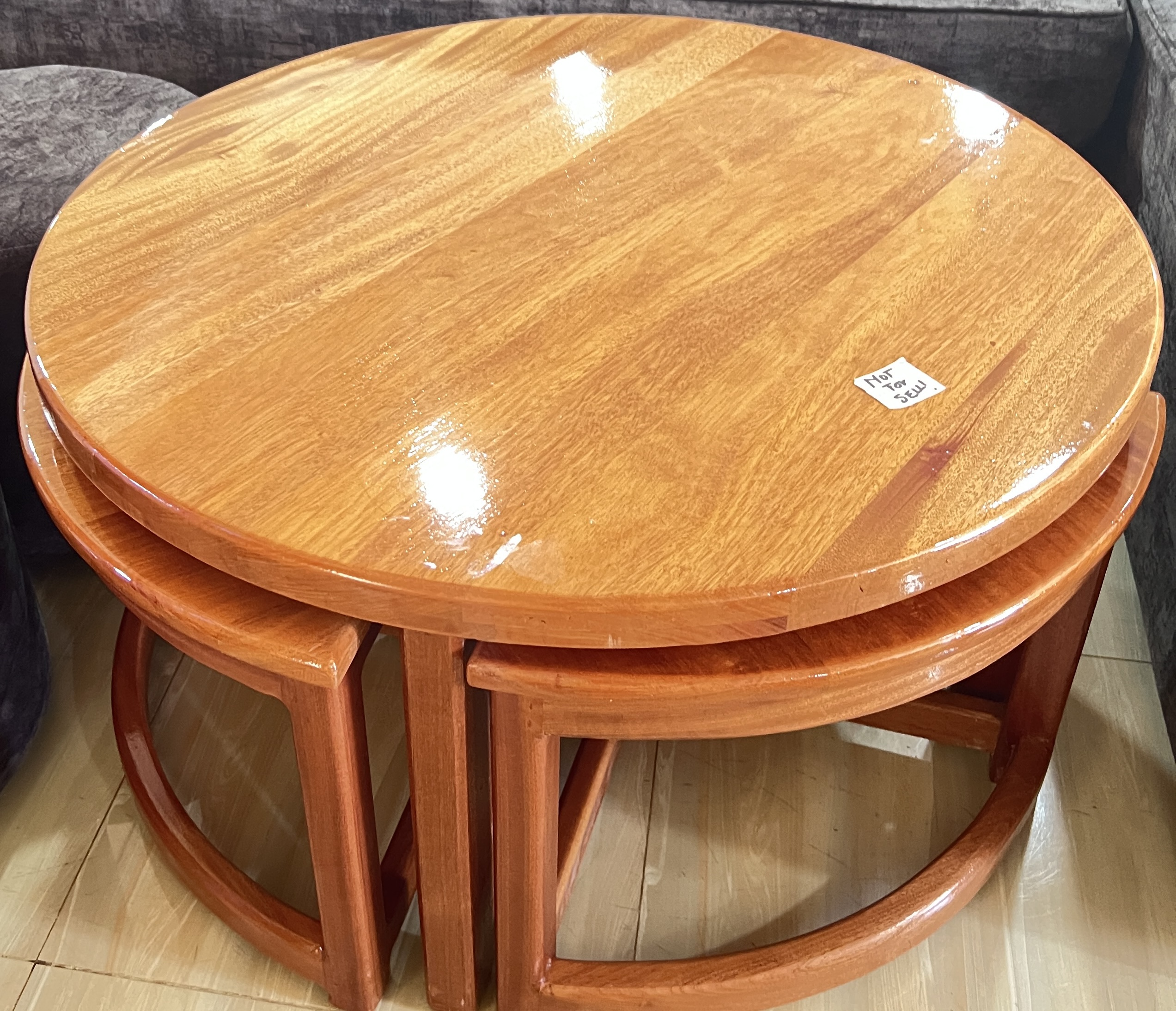 Mahogany round table with 4 stools