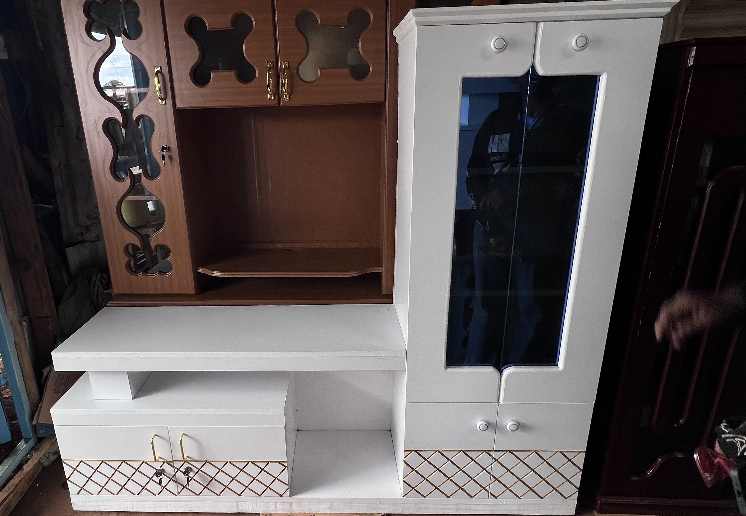 White L-shaped stand