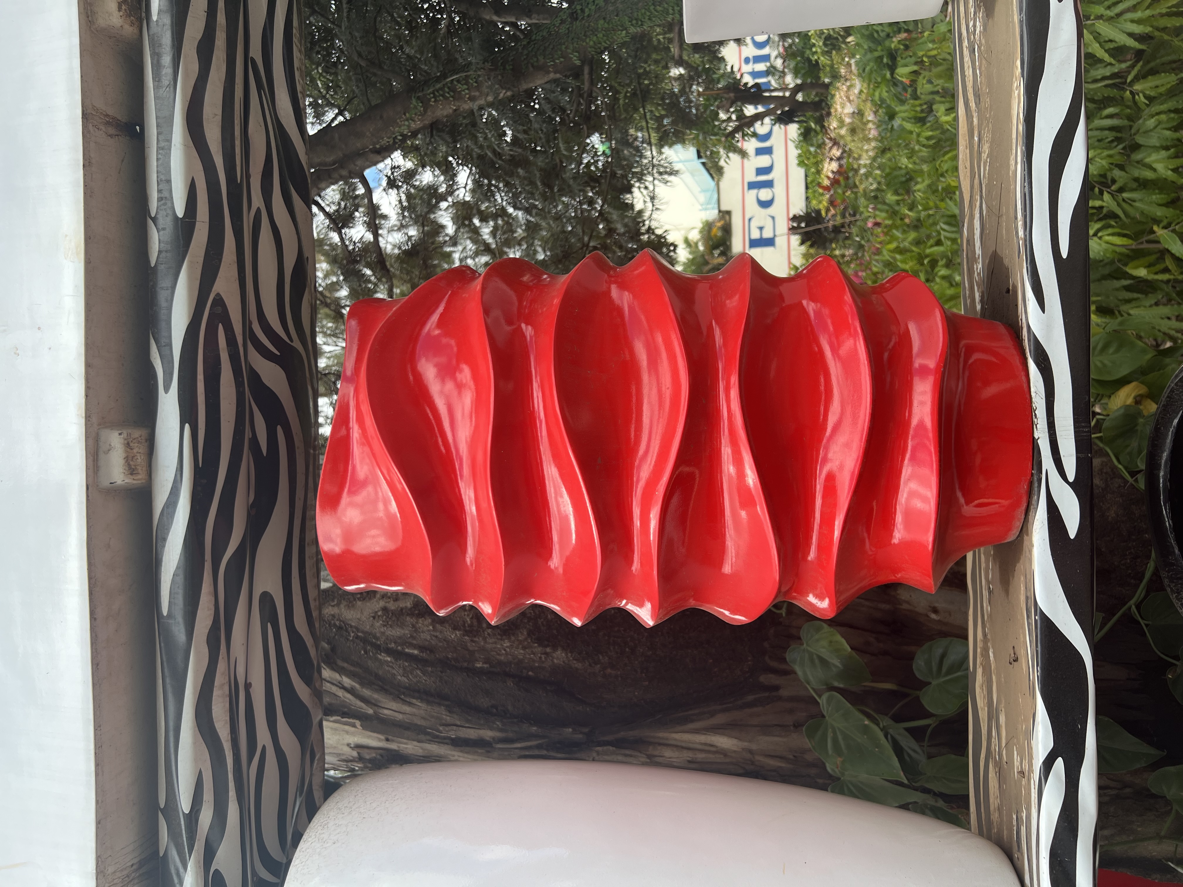 Red wavy pattern vase